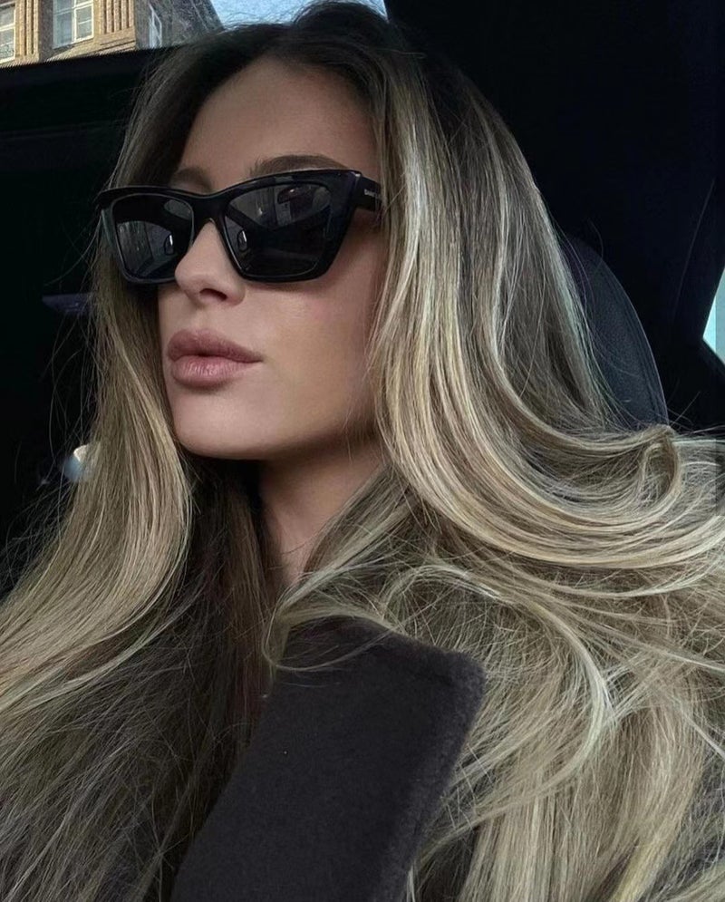 سانت لوران نظارات شمسية نسائية من YSL بتصميم "عين القطة" (Cat Eye) ونمط ريترو، بإطار أسود. - Image 4