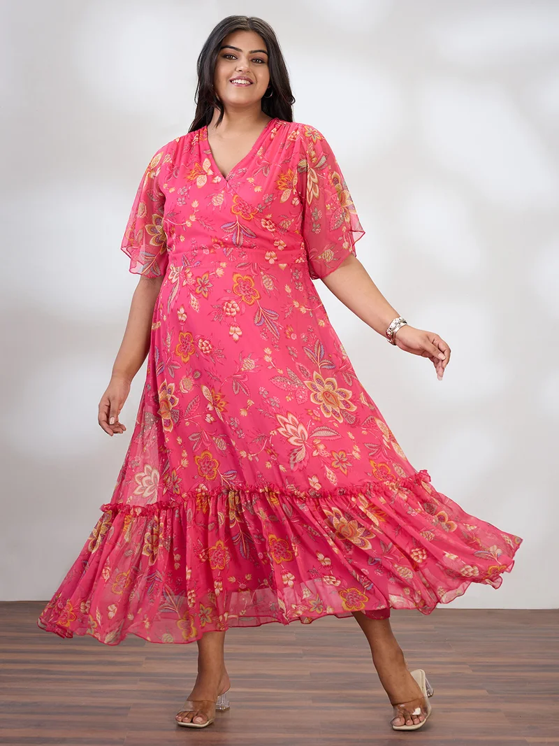 جلو باص فستان ماكسي نسائي مقاس كبير بطبعات زهور وأكمام واسعة وياقة على شكل حرف  وربطة خصر وطبقات وحافة واسعة