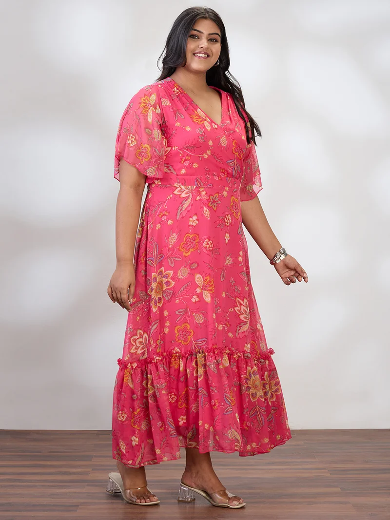 جلو باص فستان ماكسي نسائي مقاس كبير بطبعات زهور وأكمام واسعة وياقة على شكل حرف  وربطة خصر وطبقات وحافة واسعة