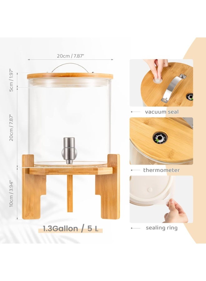 موزع مشروبات زجاجي بسعة 5 لتر مع حامل خشبى مع حنفية من الستانلس ستيل وغطاء موزع للثلاجة للمشروبات الساخنة او الباردة والماء والعصير والسوائل والشاي المثلج - Image 1