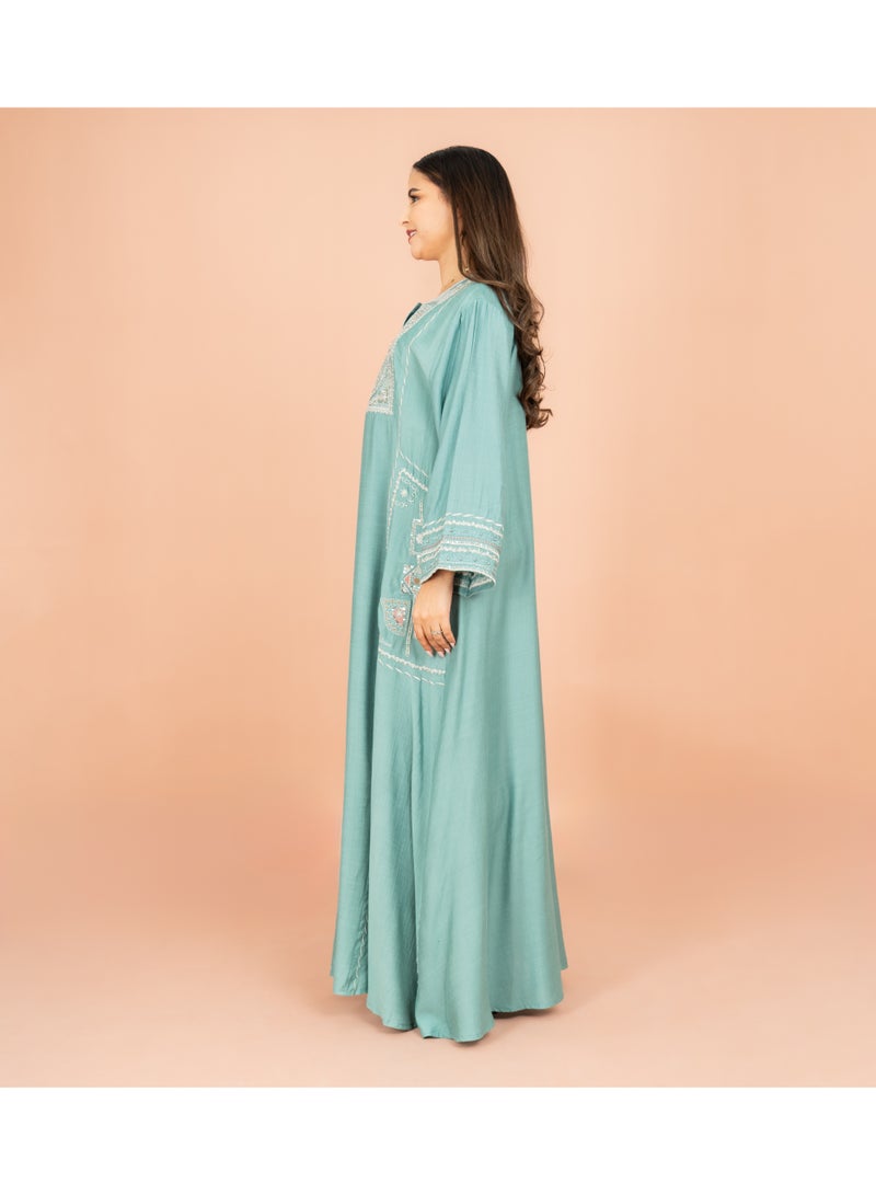 اكسا جلابية سادة بتفاصيل كريستالية وقصة واسعة من الأرابيسك - Image 3