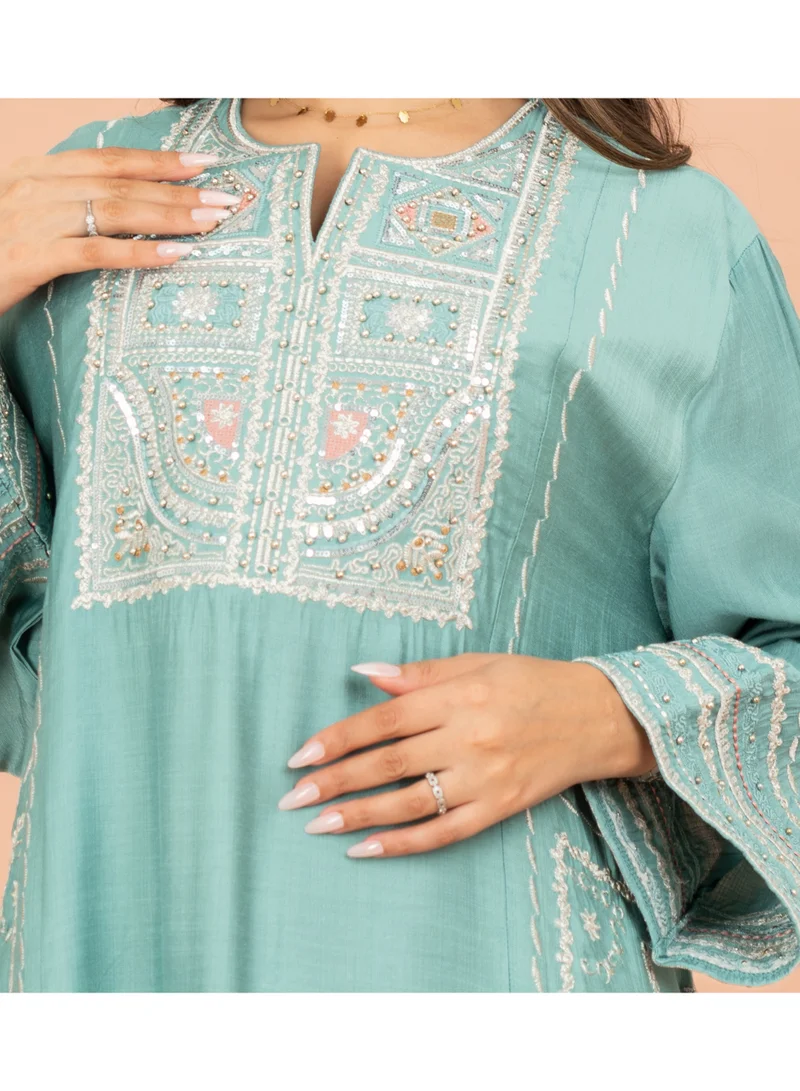 اكسا جلابية سادة بتفاصيل كريستالية وقصة واسعة من الأرابيسك