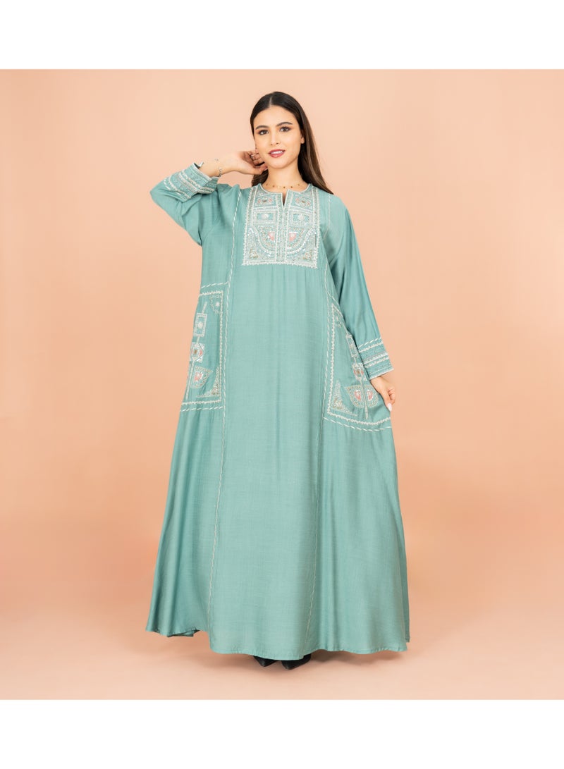 اكسا جلابية سادة بتفاصيل كريستالية وقصة واسعة من الأرابيسك - Image 1