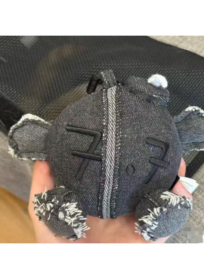 بي تي اس سلسلة مفاتيح مخملية سوداء على شكل قنبلة، تعليقة حقيبة ظهر بتصميم جينز داكن عتيق، هدية رائعة لمحبي الكيبوب والطلاب - Image 3