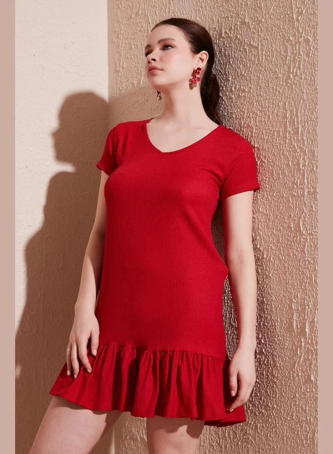 ليلا فستان قصير ليلا بقصة عادية وياقة على شكل حرف  وكشكشة من الكريب للنساء