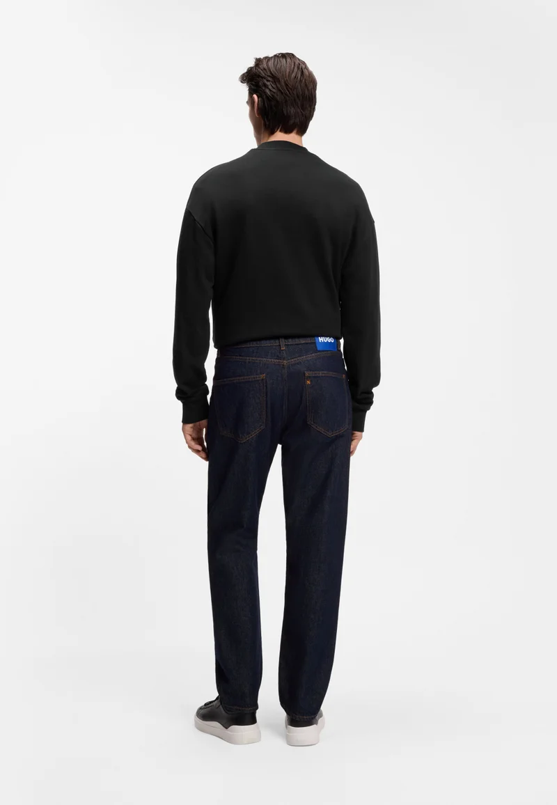 هوجو جينز بقصة عادية من الدنيم الأزرق الداكن