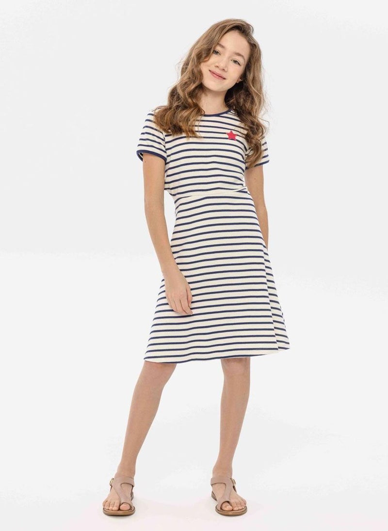 مينوتي فستان بناتي مخطط بتفصيل نجمة حمراء - Image 1