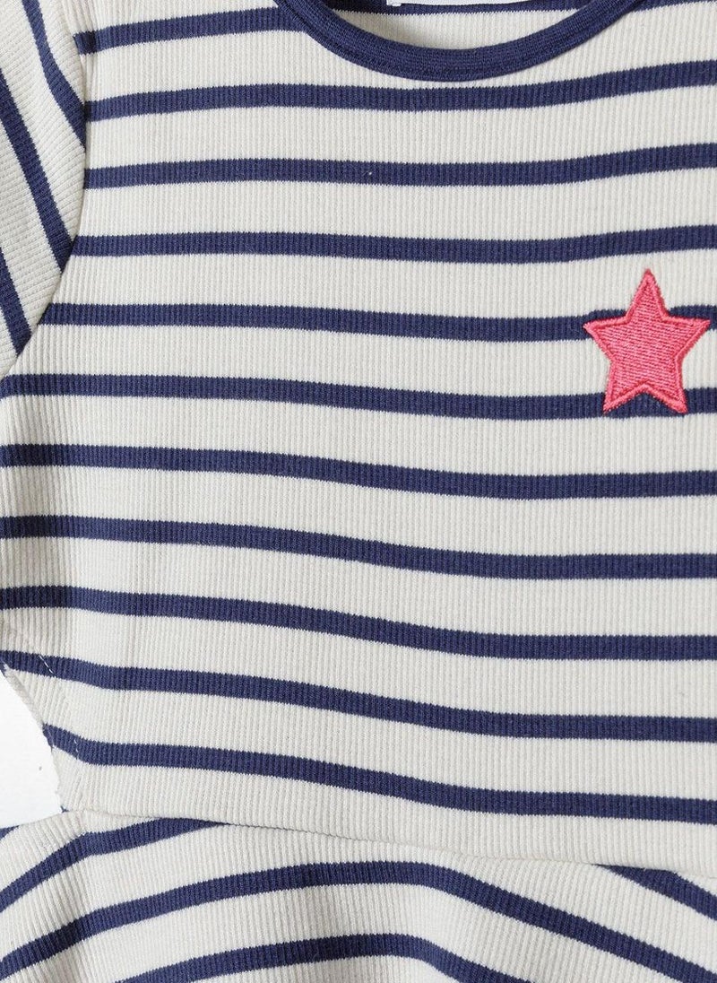 مينوتي فستان بناتي مخطط بتفصيل نجمة حمراء - Image 4