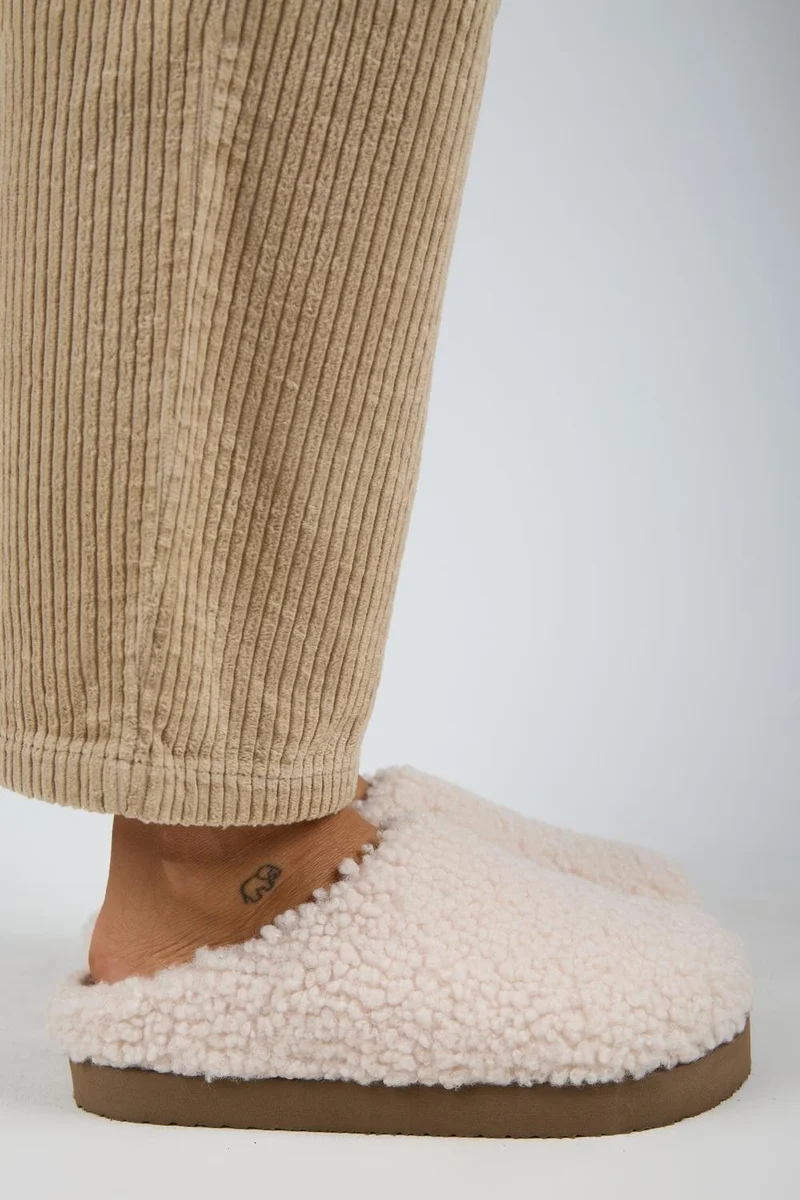 مانجيرو شبشب Manijero (Orlina) نسائي ذو نعل سميك من Teddy Sabo باللون البيج