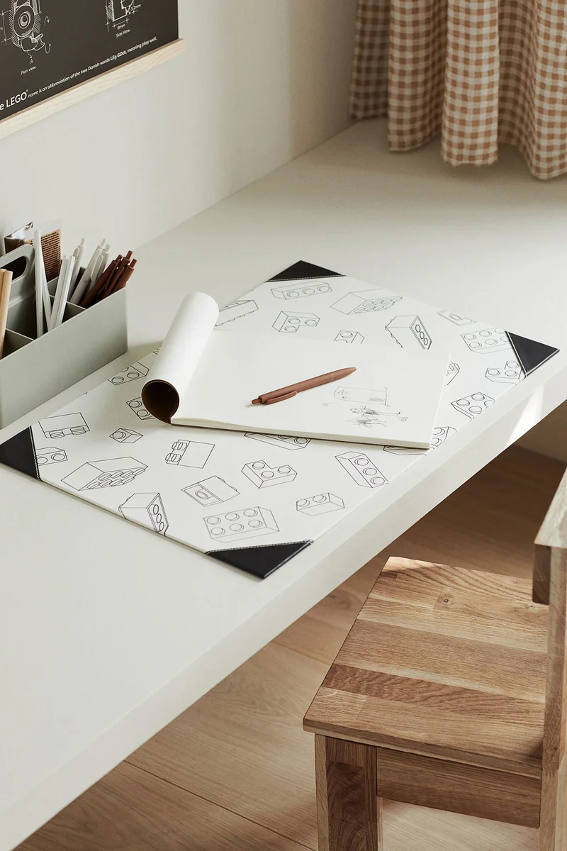 اتش اند ام حصيرة لسطح المكتب بنقشة مميزة