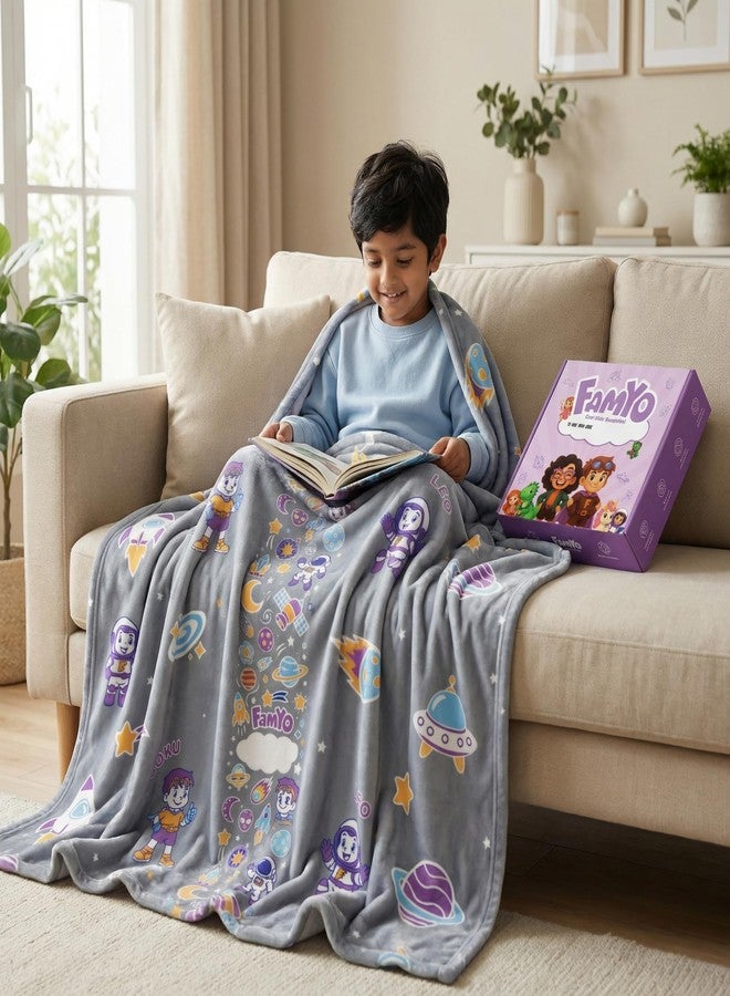 FAMYO بطانية فاميو® جلوماكس المضيئة للأطفال - ليو الفلكي | بطانية سرير مزدوجة من الفلانيل الناعم تتوهج في الظلام 200×152 سم | بطانية شتوية للأطفال | مختبرة وآمنة (رمادي) - Image 1
