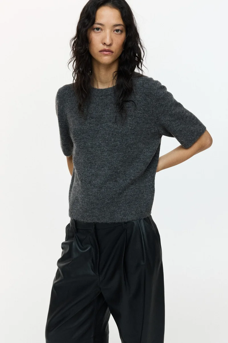 اتش اند ام تي-شيرت محبوك بتصميم ناعم