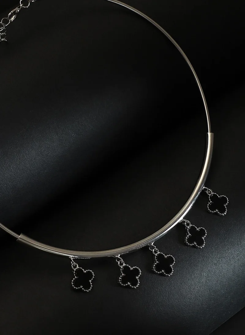 سوهي قلادة نسائية بتصميم ورقة برسيم مطلية بالكروم بمشبك مخلب