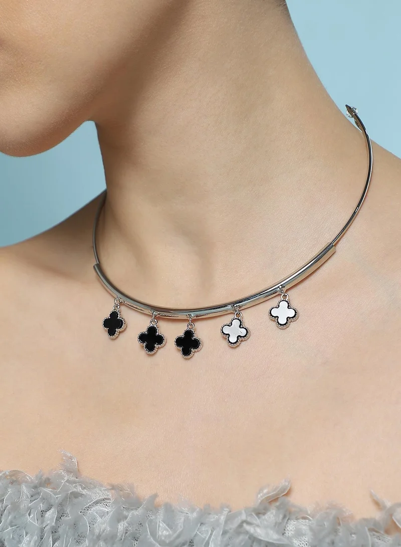 سوهي قلادة نسائية بتصميم ورقة برسيم مطلية بالكروم بمشبك مخلب