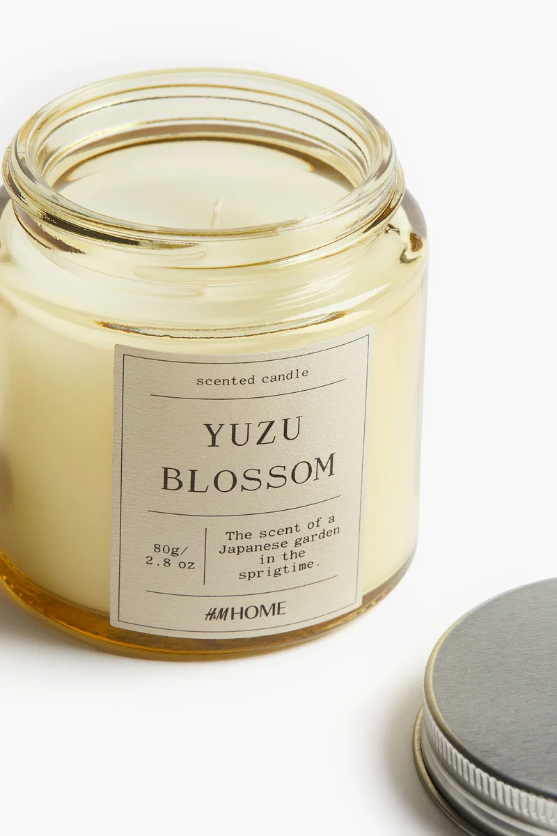 اتش اند ام شمعة صغيرة معطرة في حامل زجاجي