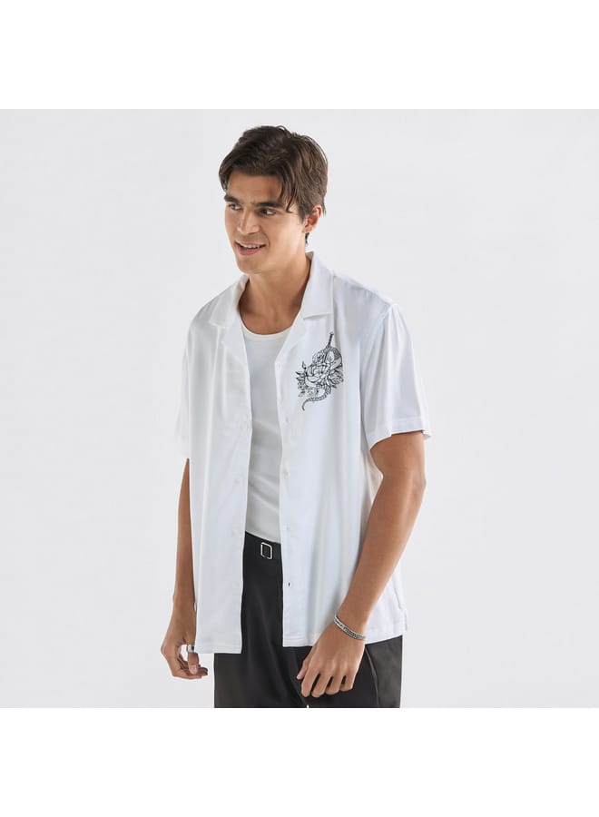 سبلاش فيڤ قميص بقصة عادية وأكمام قصيرة وياقة كامب وطبعات - Image 1