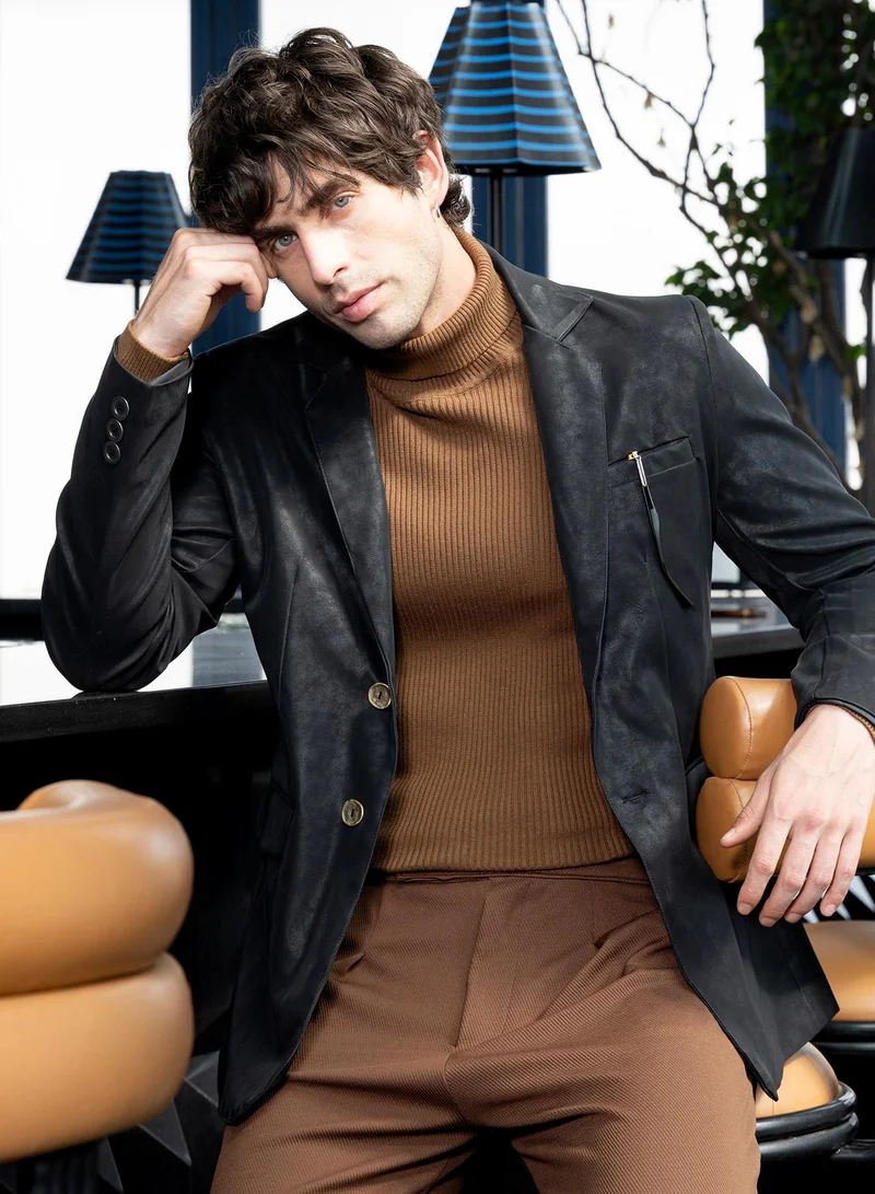 كامبوس سوترا بليزر رجالي جلدي مفصل بياقة مطوية وأكمام طويلة بأزرار مقسومة، بفتحة خلفية وحافة مستقيمة، من نسيج منسوج مطلي بلون أسود فحمي للمناسبات الكاجوال والمسائية.