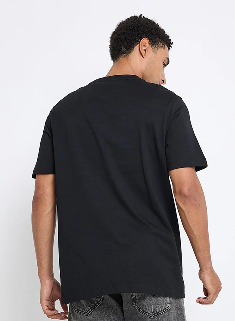 بين شيرمان تيشيرت بياقة دائرية وشعار مطرز