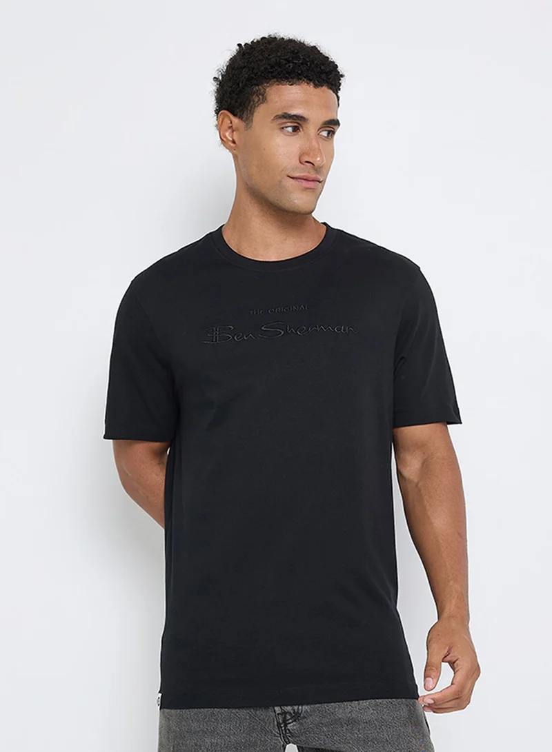 بين شيرمان تيشيرت بياقة دائرية وشعار مطرز