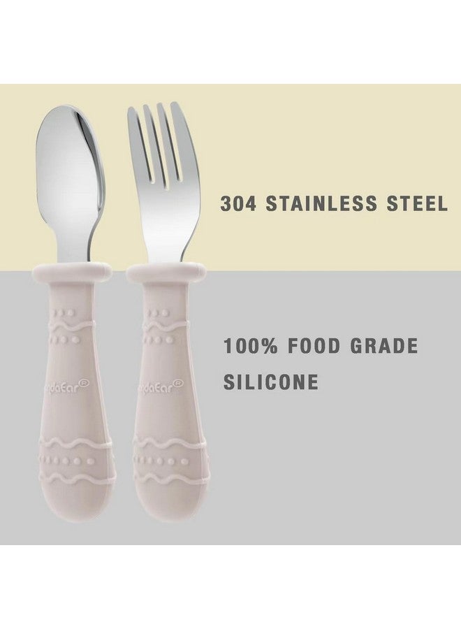 باندا إير مجموعة أطباق وأدوات مائدة للأطفال الصغار من باندا إير، 9 قطع، عبوة من 3 أطباق شفط للأطفال الصغار مع 3 ملاعق و3 شوك، طقم تغذية سيليكون للأطفال، أدوات مائدة أساسية لتناول الطعام للأطفال الصغار، مقاس واحد، بني كتان - Image 4