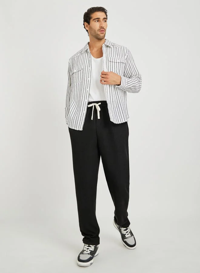 ستايلي قميص بأكمام طويلة مخطط مصبوغ بالخيوط بقصة مريحة وجيوب بقلاب