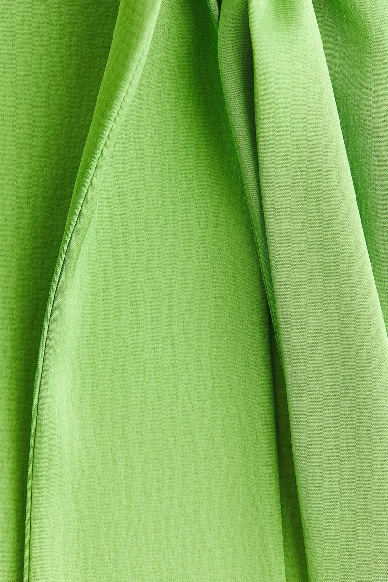 اتش اند ام فستان بشرائط حول الرقبة