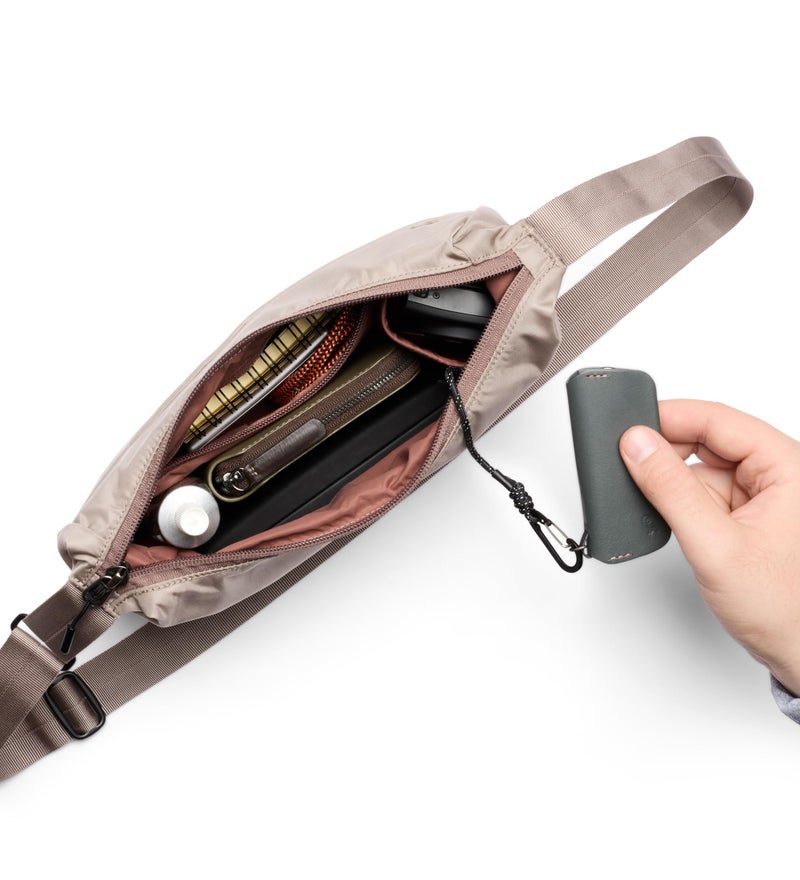 Bellroy Laneway Crescent Bag (everyday 2.5 liter mini crossbody bag with plenty of pockets and adjustable strap)' - Fawn - Image 4