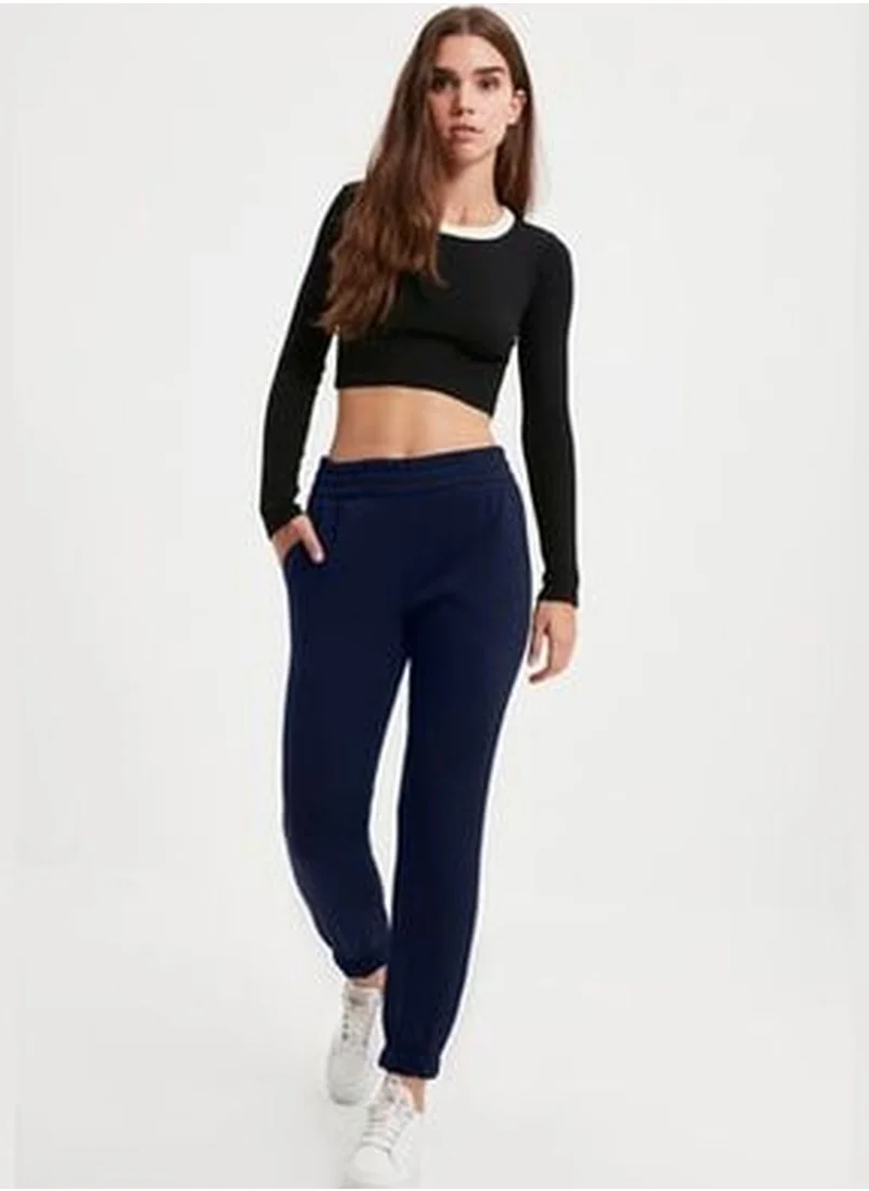 ترينديول الأزرق الداكن الأساسية عداء ببطء الصوف داخل Sweatpants محبوك TWOAW21EA0010.