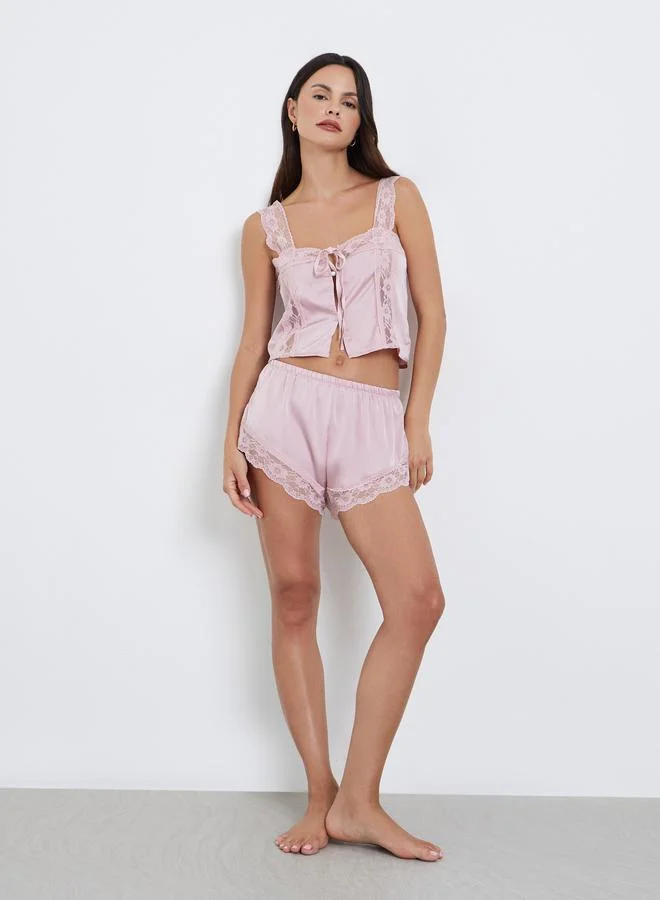 ستايلي مجموعة من بلوزة ساتان بلا أكمام بدانتيل مع شورت