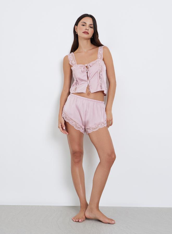 ستايلي مجموعة من بلوزة ساتان بلا أكمام بدانتيل مع شورت - Image 2