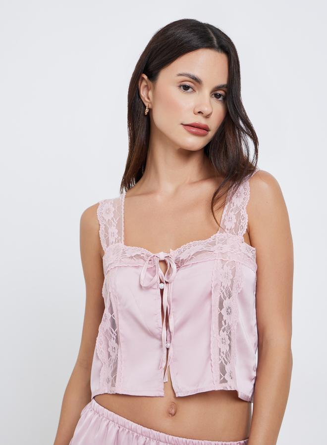 ستايلي مجموعة من بلوزة ساتان بلا أكمام بدانتيل مع شورت - Image 3