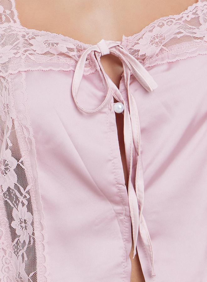 ستايلي مجموعة من بلوزة ساتان بلا أكمام بدانتيل مع شورت - Image 4