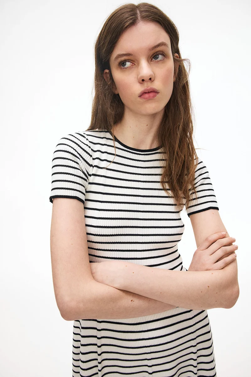 اتش اند ام فستان محبوك من نسيج مرن بتنورة واسعة