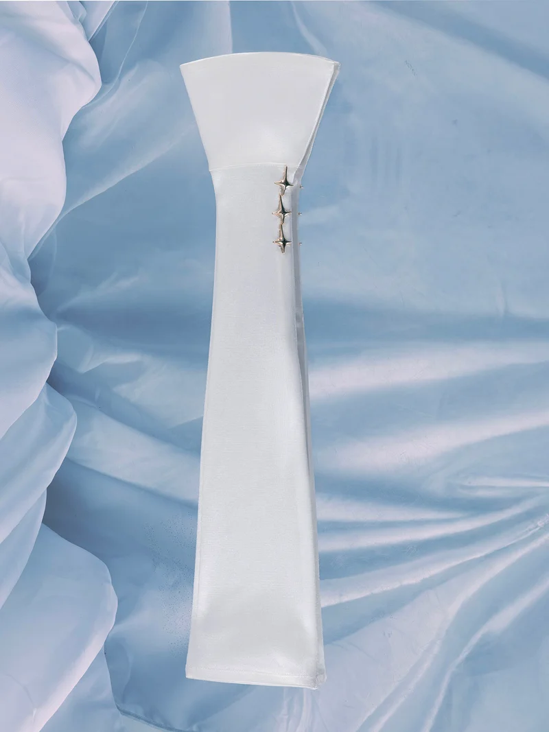 ليتشي Long satin gloves with decorative buttons