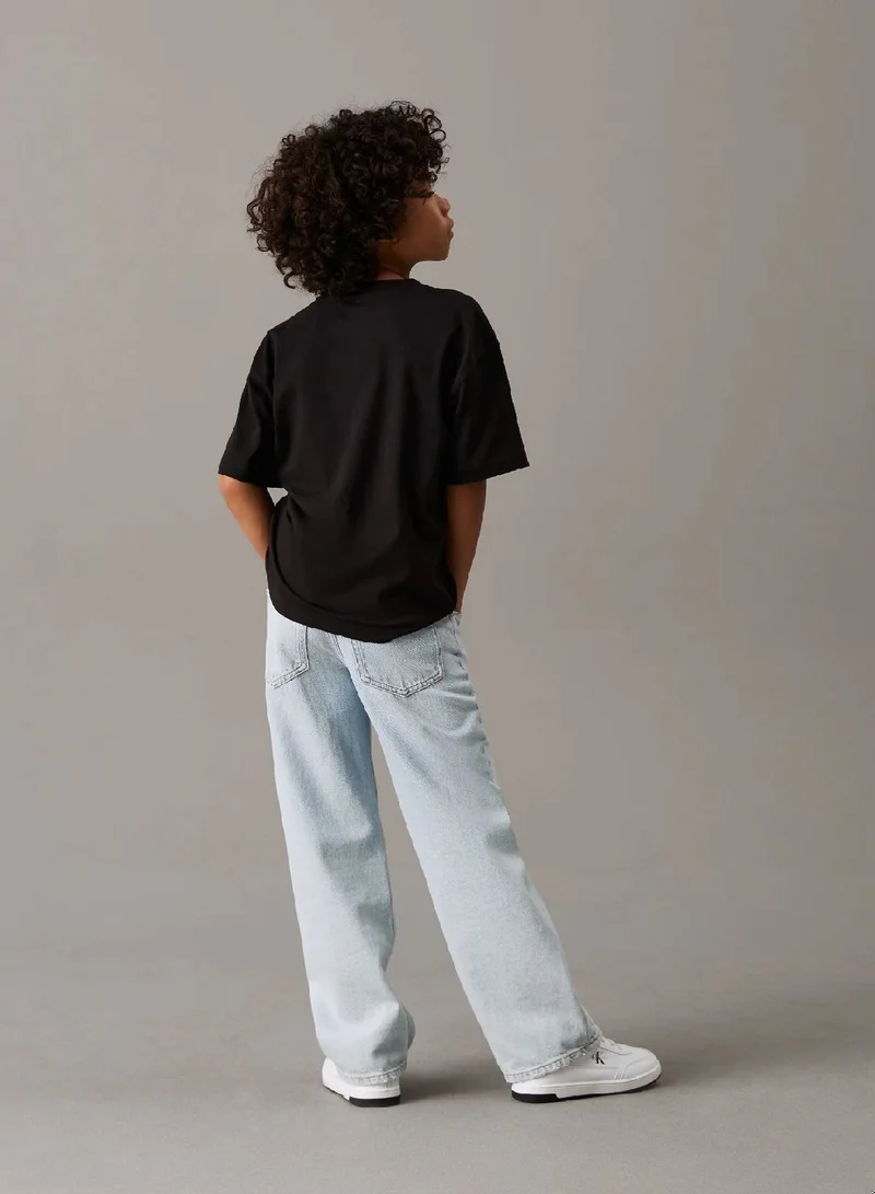 كالفن كلاين جينز تيشرت مريح مزين بشعار كلفن كلاين