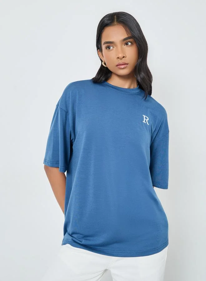 تايك تو تيشيرت مريح بتفاصيل مطرزة