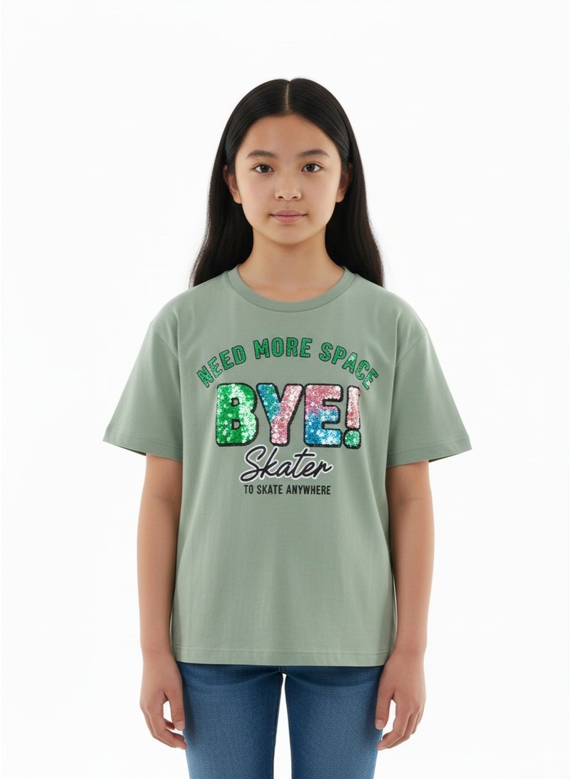جوانا تي شيرت فتيات برقبة دائرية وأكمام قصيرة بطبعة "أحتاج إلى مساحة أكبر، وداعاً! متزلجة للتزلج في أي مكان" - أخضر - سنتان - Image 1