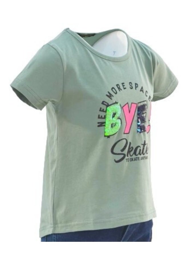 جوانا تي شيرت فتيات برقبة دائرية وأكمام قصيرة بطبعة "أحتاج إلى مساحة أكبر، وداعاً! متزلجة للتزلج في أي مكان" - أخضر - سنتان - Image 5