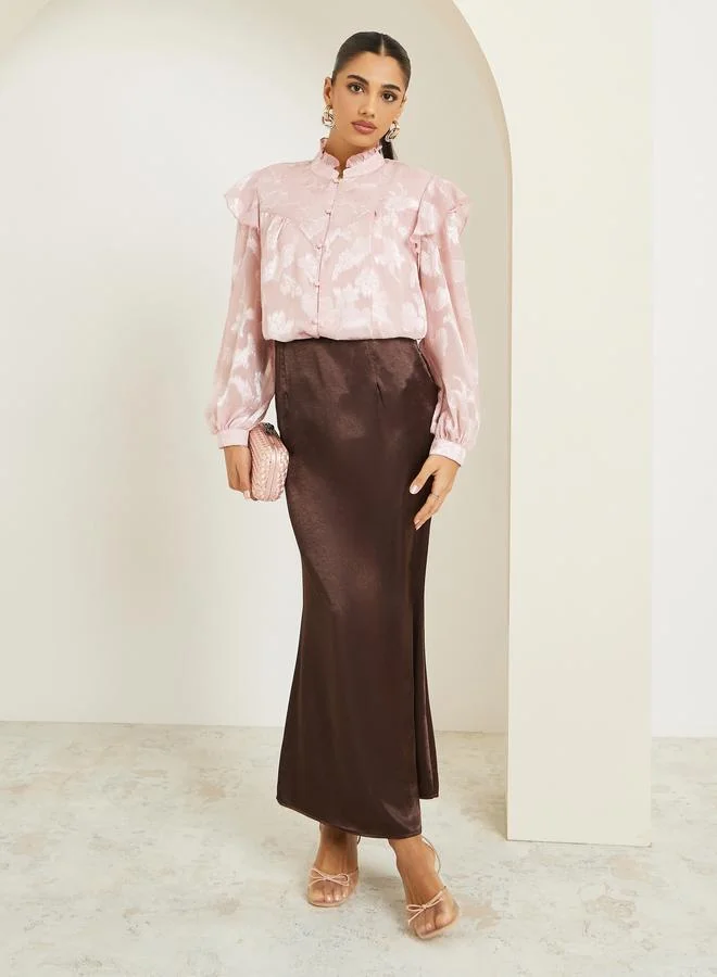 ستايلي بلوزة جاكار بأكمام منفوخة وتفاصيل كشكش