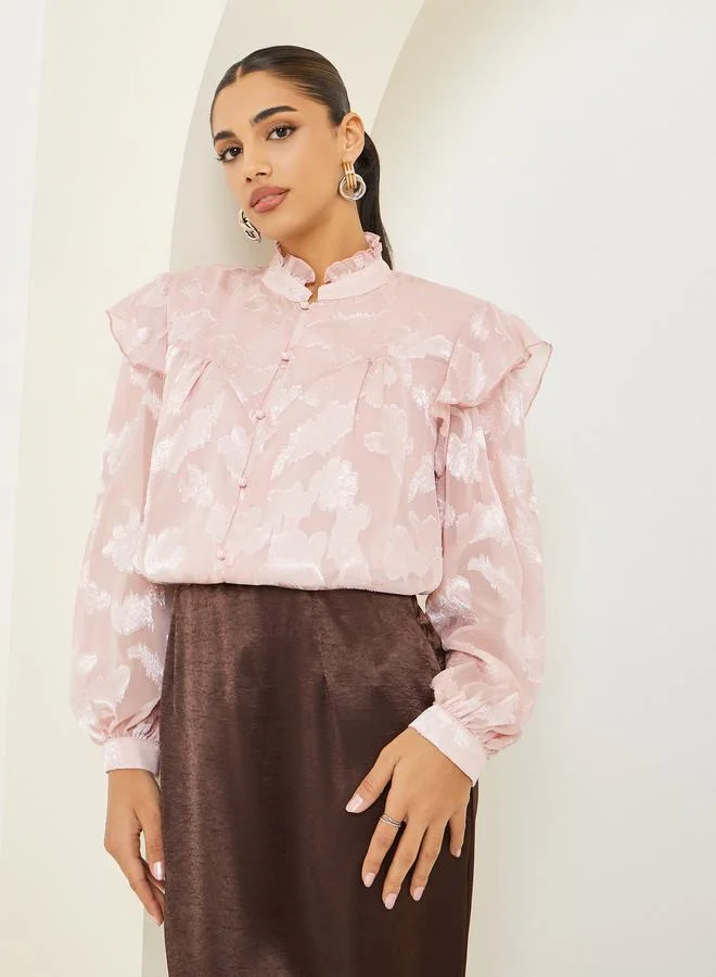 ستايلي بلوزة جاكار بأكمام منفوخة وتفاصيل كشكش