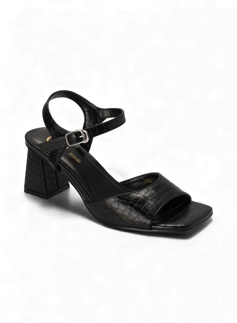 باتا كومفيت صندل بكعب عريض مزود بحزام كاحل قابل للتعديل