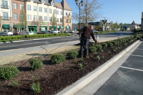 EnviroColor Brown Mulch Dye 1 Gallon - Image 5