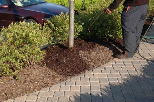 EnviroColor Brown Mulch Dye 1 Gallon - Image 4