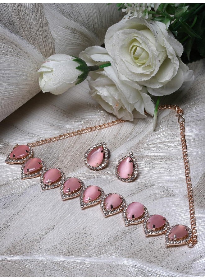 سوكهي طقم قلادة على شكل عظمة الترقوة مطلي بالذهب مع أحجار وردية من سوكي مع أقراط متدلية | مجموعة مجوهرات للنساء (NS105705) - Image 4