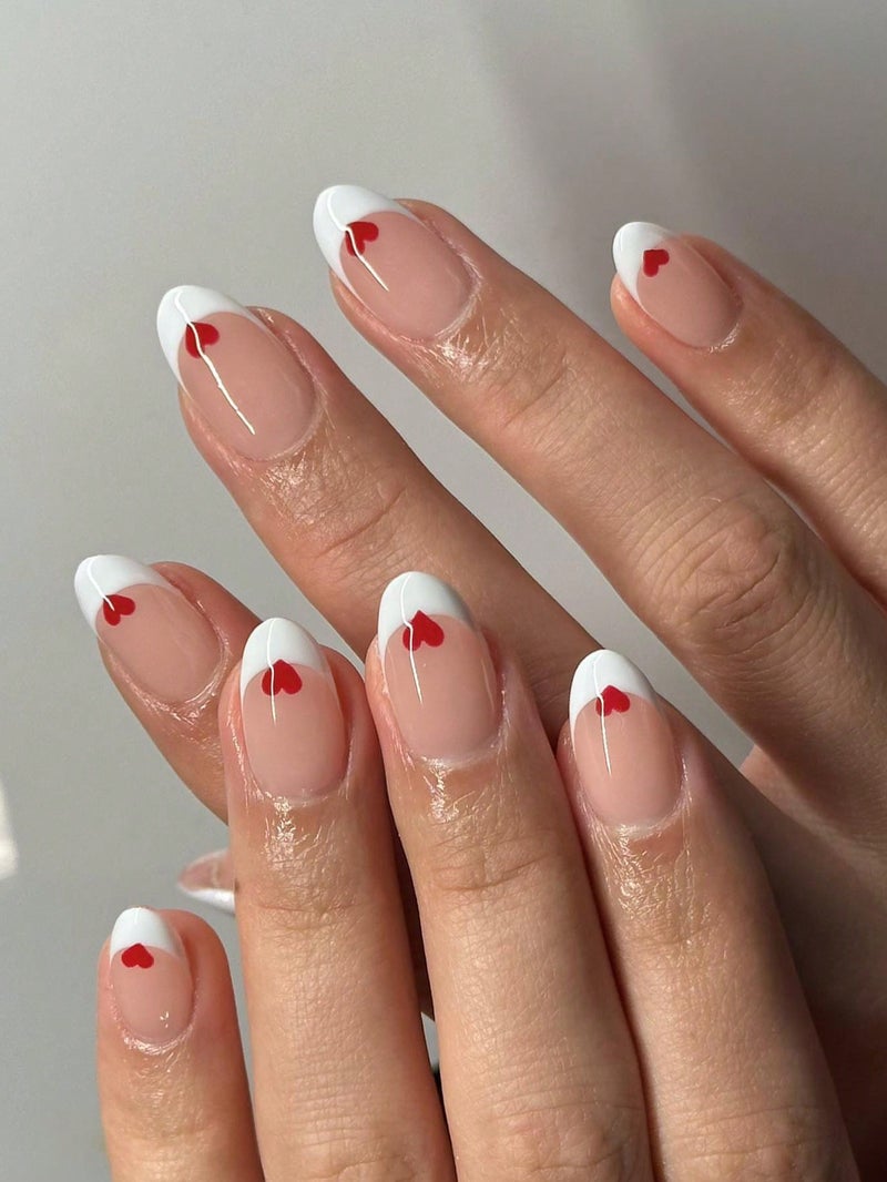 أظافر تركيب بتصميم فرنش أبيض مزين بقلوب حمراء – طقم 24 ظفر مع ملصقات لاصقة ومبرد - Image 1