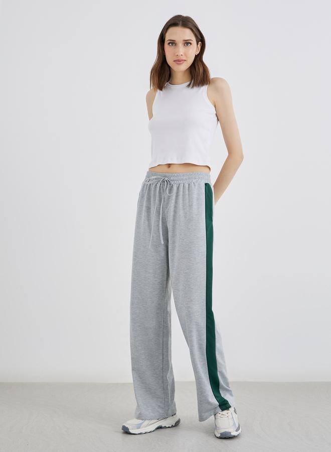 ستايلي بنطلون رياضي واسع بخصر مطاطي وخطوط جانبية رمادية - Image 1