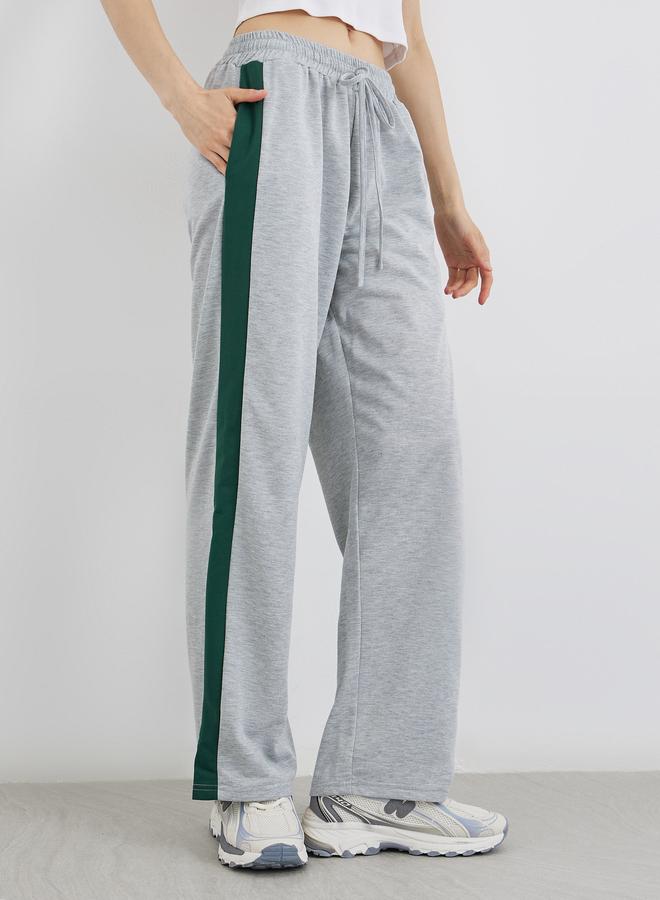 ستايلي بنطلون رياضي واسع بخصر مطاطي وخطوط جانبية رمادية - Image 2