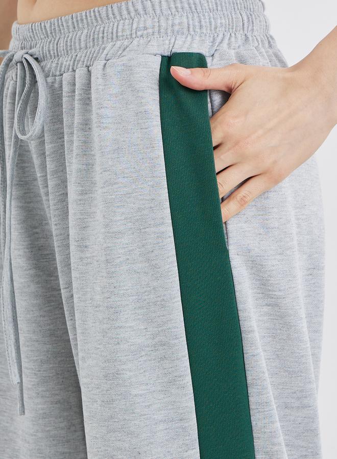 ستايلي بنطلون رياضي واسع بخصر مطاطي وخطوط جانبية رمادية - Image 3