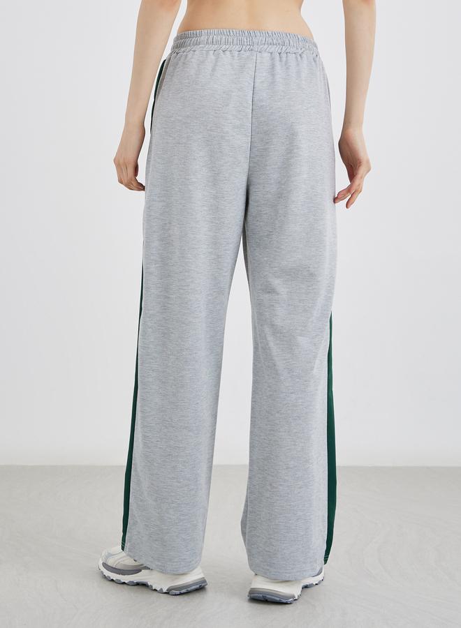 ستايلي بنطلون رياضي واسع بخصر مطاطي وخطوط جانبية رمادية - Image 4