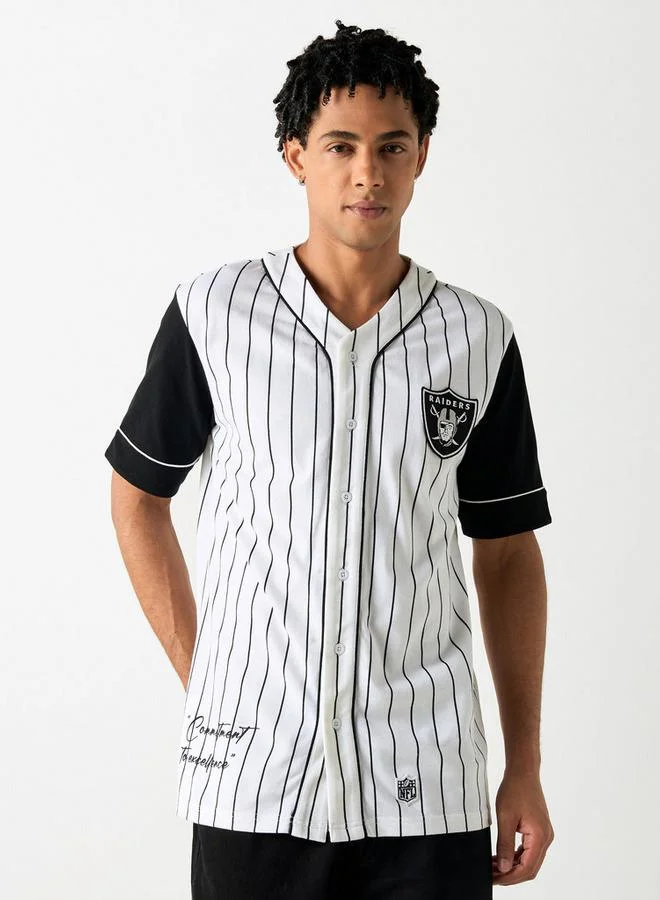 اس بي كاركترز قميص بقصّة عادية بزخارف لاس فيجاس رايدرز وأكمام قصيرة